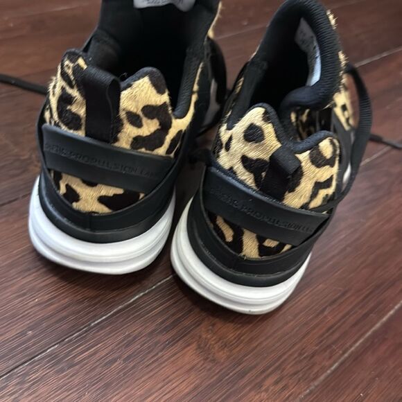 Cheetah Print APL Sneakers - Like New - Size 8.5 Super Comfortable - Picture 4 of 6